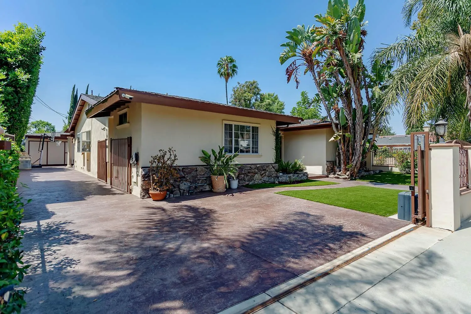 Cozy Home With Pool And Jacuzzi Minutes From Universal Studios Los Angeles 0*,  United States