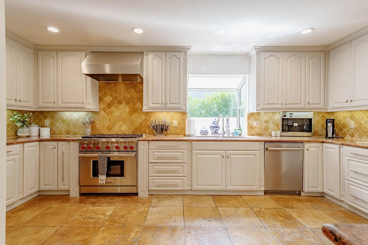 Cozy Home With Pool And Jacuzzi Minutes From Universal Studios Los Angeles Holiday home